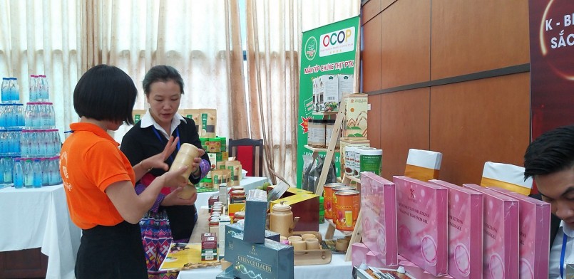 Các gian hàng trưng bày sản phẩm từ thiên nhiên của các doanh nghiệp Các gian hàng trưng bày sản phẩm từ thiên nhiên của các doanh nghiệp