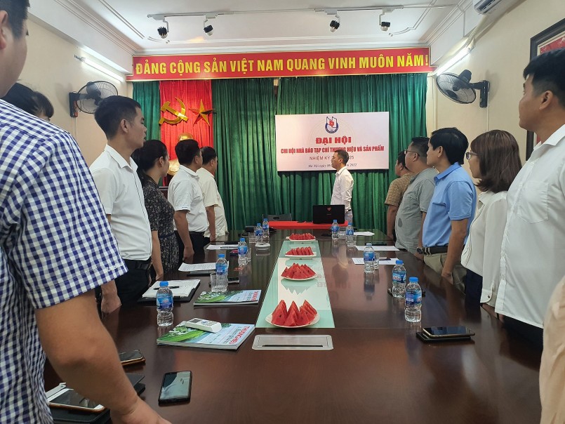 Làm lễ chào cờ Làm lễ chào cờ