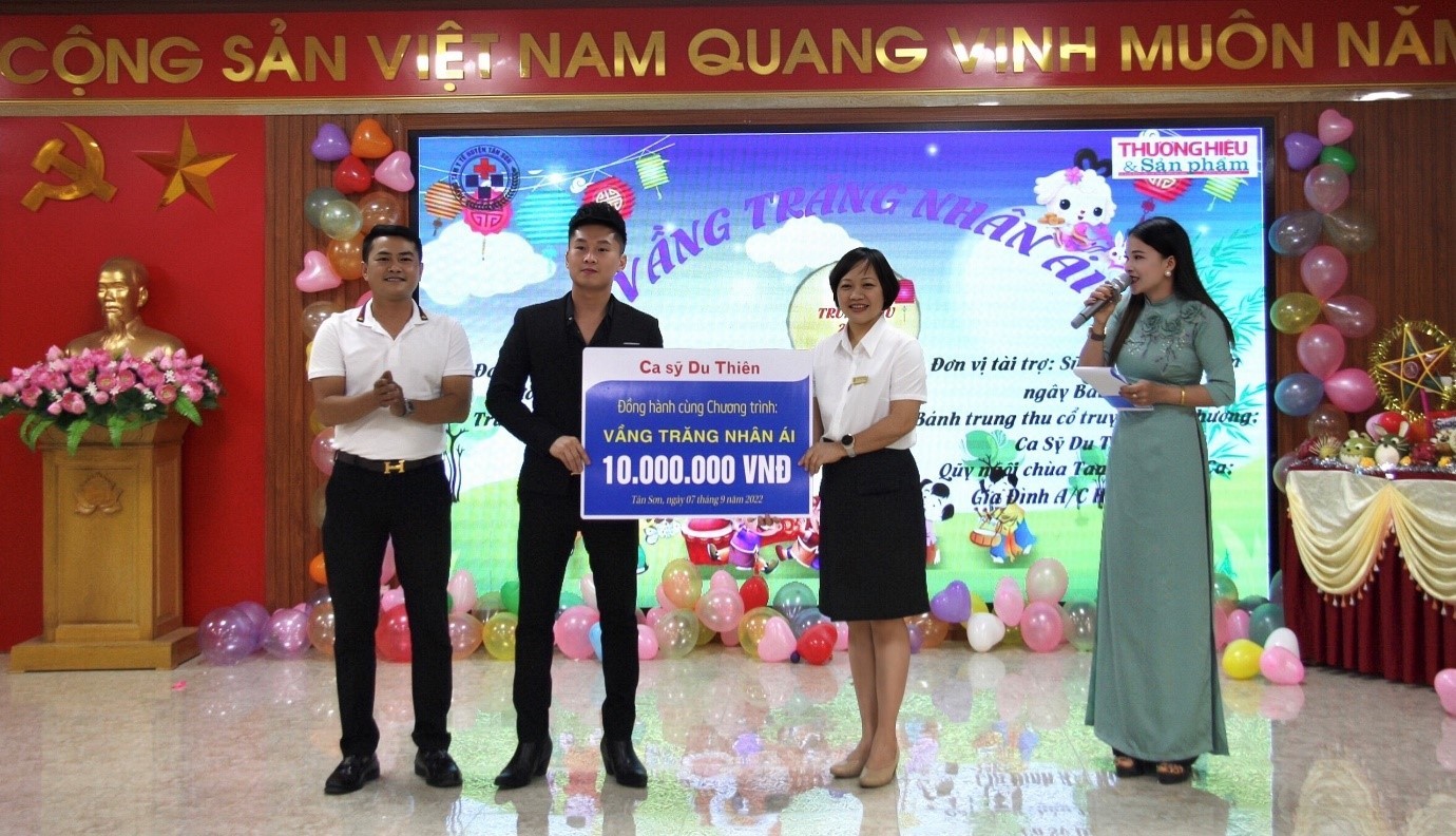 Ca Sỹ Du Thiên đồng hành cùng chương trình “Vầng Trăng nhân ái”. Ca Sỹ Du Thiên đồng hành cùng chương trình “Vầng Trăng nhân ái”.