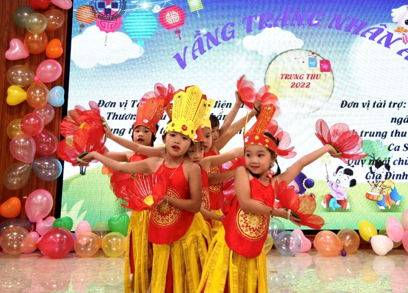 Tiết mục văn nghệ do các em tự chuẩn bị và biểu diễn. Tiết mục văn nghệ do các em tự chuẩn bị và biểu diễn.