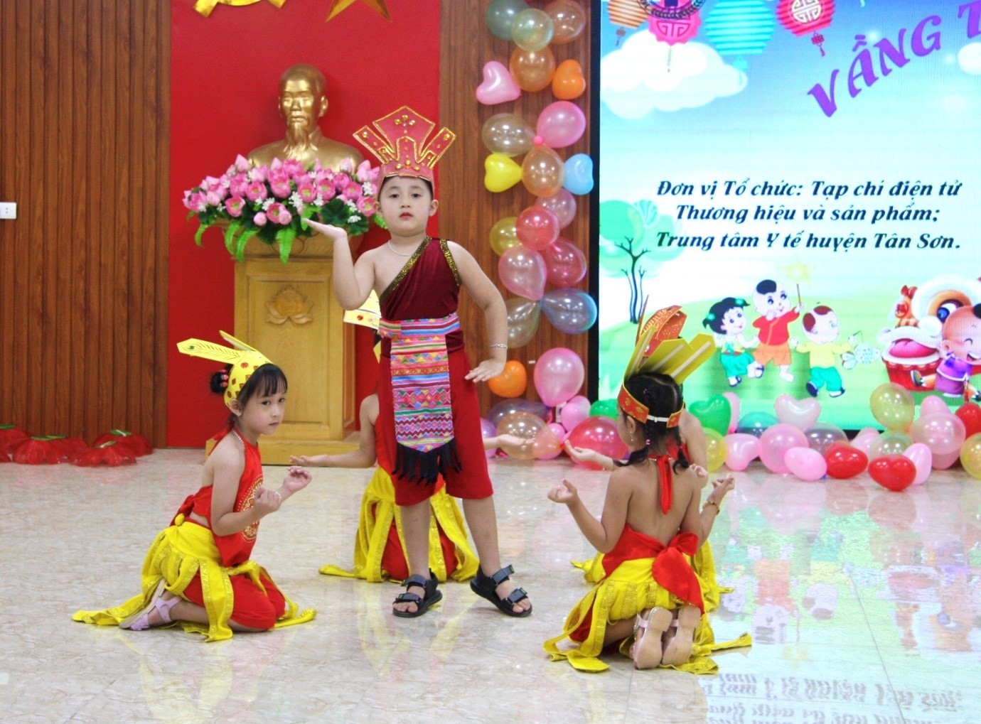 Tiết mục múa Lạc Long Quân và Âu Cơ vô cùng đáng yêu do các em biểu diễn. Tiết mục múa Lạc Long Quân và Âu Cơ vô cùng đáng yêu do các em biểu diễn.