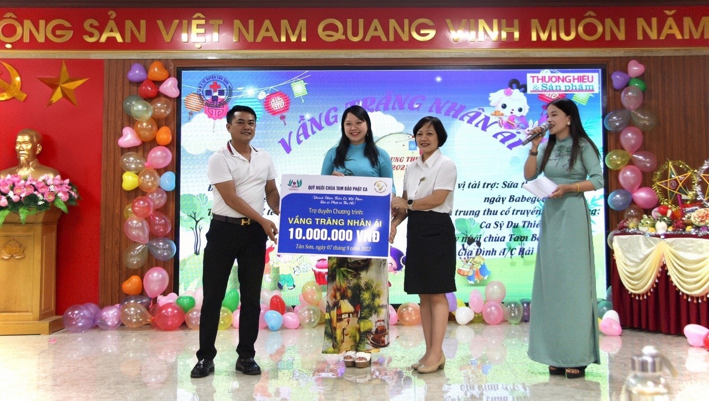 Đại sứ Thiền Ca Trần Thảo Loan đại diện cho Quỹ ngôi chùa Tam Bảo Phật Ca đồng hành cùng chương trình “Vầng Trăng nhân ái”. Đại sứ Thiền Ca Trần Thảo Loan đại diện cho Quỹ ngôi chùa Tam Bảo Phật Ca đồng hành cùng chương trình “Vầng Trăng nhân ái”.