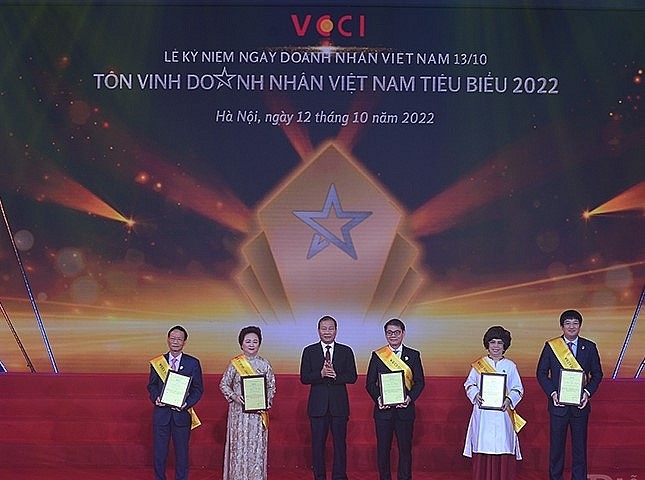VCCI tôn vinh 6 doanh nhân có thành tích xuất sắc trong công tác phòng chống dịch tại Việt Nam. VCCI tôn vinh 6 doanh nhân có thành tích xuất sắc trong công tác phòng chống dịch tại Việt Nam.