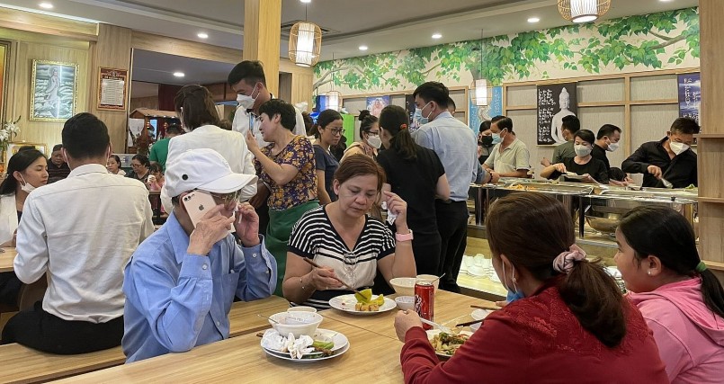 Những quán bán đồ ăn chay thường đông đúc vào những ngày rằm, mùng một âm lịch.