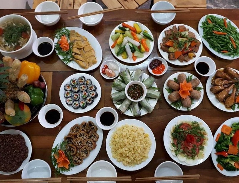 Các loại thực phẩm chay rất phong phú, từ nem, giò, chả, tới thịt, cá, tôm chay, mực chay...