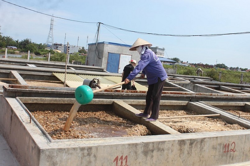 Với nước mắm Cát Hải, các công đoạn chế biến, ướp chượp chủ yếu là thủ công Với nước mắm Cát Hải, các công đoạn chế biến, ướp chượp chủ yếu là thủ công