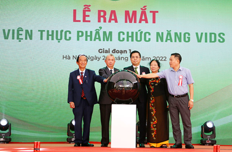 Các đại biểu bấm nút khai trương viện thực phẩm chức năng Các đại biểu bấm nút khai trương viện thực phẩm chức năng