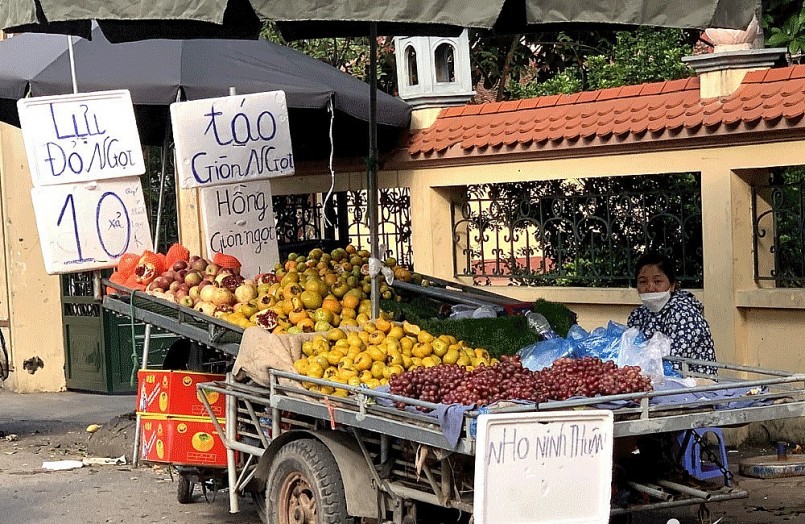 Trái cây Trung Quốc được bán với giá rất rẻ tại chợ. Trái cây Trung Quốc được bán với giá rất rẻ tại chợ.