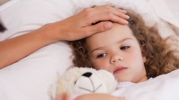 Cần làm gì khi chăm sóc trẻ bị ngộ độc thực phẩm?