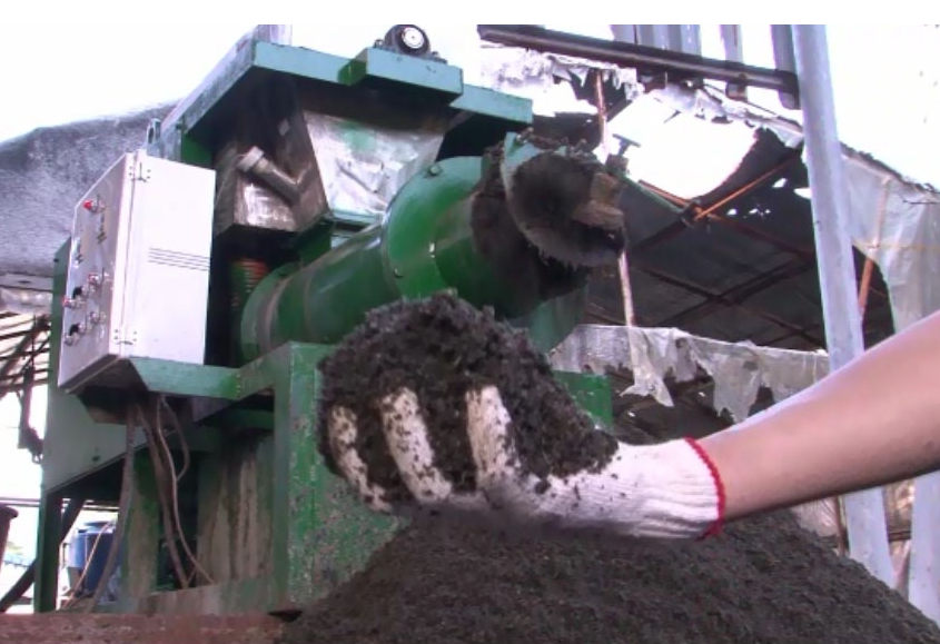 Nhưng các nhà nghiên cứu tại Viện Công nghệ sinh học Frauenhof ở Stuttgart, Đức, đã tìm ra giải pháp cho phép sử dụng các nguồn nguyên liệu sẵn có – đó là nước thải từ các nhà máy xử lý nước thải và bã lên men của các nhà máy sản xuất sinh khối. Quá trình mới này được nhóm nghiên cứu về quản lý chất dinh dưỡng của Viện Frauenhof phát triển. Trong quá trình này, các chất dinh dưỡng được kết tủa ở dạng có thể trực tiếp sử dụng làm phân bón Nhưng các nhà nghiên cứu tại Viện Công nghệ sinh học Frauenhof ở Stuttgart, Đức, đã tìm ra giải pháp cho phép sử dụng các nguồn nguyên liệu sẵn có – đó là nước thải từ các nhà máy xử lý nước thải và bã lên men của các nhà máy sản xuất sinh khối. Quá trình mới này được nhóm nghiên cứu về quản lý chất dinh dưỡng của Viện Frauenhof phát triển. Trong quá trình này, các chất dinh dưỡng được kết tủa ở dạng có thể trực tiếp sử dụng làm phân bón