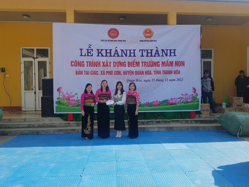 Đại diện công ty CP Đầu tư Thương mại và Công nghệ BKT trao quà cho nhà trường Đại diện công ty CP Đầu tư Thương mại và Công nghệ BKT trao quà cho nhà trường