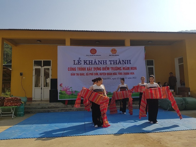 Nhiều tiết mục văn nghệ của các thầy cô trường mầm non xã Phú Sơn Nhiều tiết mục văn nghệ của các thầy cô trường mầm non xã Phú Sơn