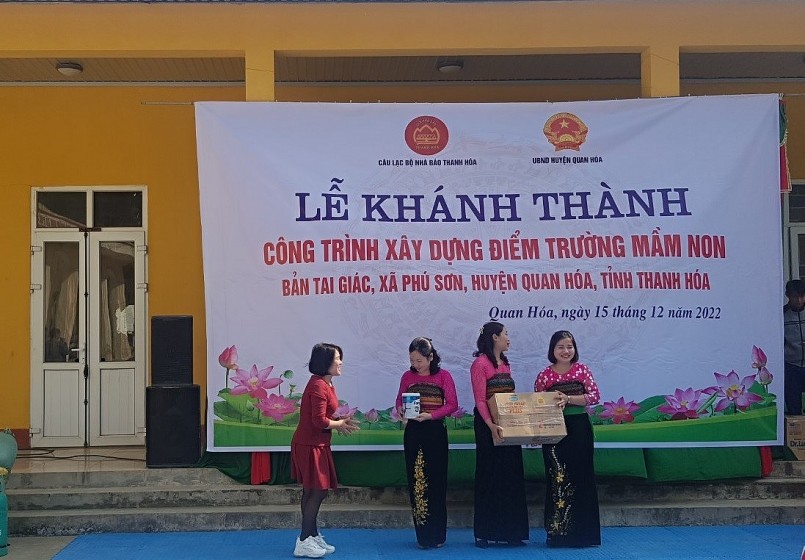 Đại diện nhà tài trợ trao 70 hộp sửa nutrifood và 50 thùng TH trumilk cho điểm trường Đại diện nhà tài trợ trao 70 hộp sửa nutrifood và 50 thùng TH trumilk cho điểm trường