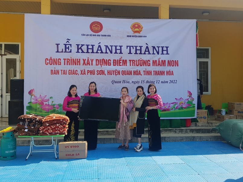 Đại diện các mạnh thường quân tặng ti vi, chăn ấm…cho điểm trường Đại diện các mạnh thường quân tặng ti vi, chăn ấm…cho điểm trường