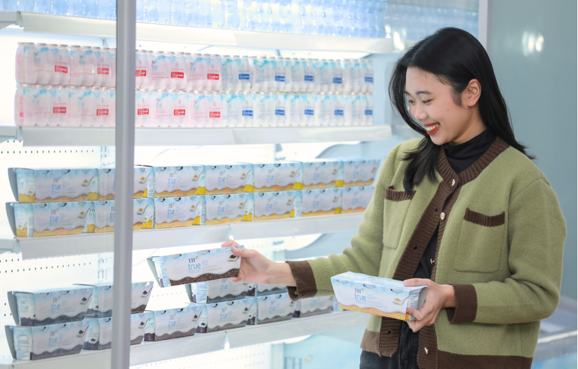 TH true YOGURT Xoài - Hạt chia tự nhiên và nếp cẩm tự nhiên