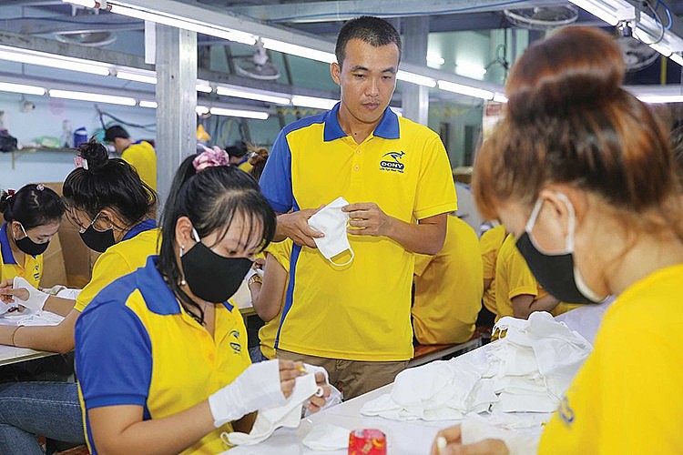 Trong lúc khó khăn, anh một mình khoác ba lô Trong lúc khó khăn, anh một mình khoác ba lô