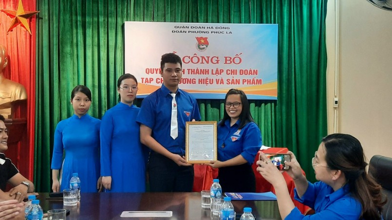Đồng chí Nguyễn Thị Huyền Trang - Bí thư Đoàn phường Phúc La trao Quyết định thành lập TNCS Hồ Chí Minh Tạp chí Thương hiệu & Sản phẩm. Đồng chí Nguyễn Thị Huyền Trang - Bí thư Đoàn phường Phúc La trao Quyết định thành lập TNCS Hồ Chí Minh Tạp chí Thương hiệu & Sản phẩm.