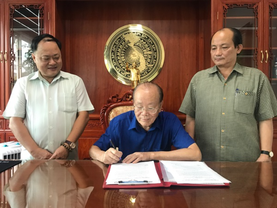 GS.TS Phạm Văn Thiêm, Chủ tịch Trung ương Hội Khoa học các sản phẩm thiên nhiên Việt Nam ký Quyết định GS.TS Phạm Văn Thiêm, Chủ tịch Trung ương Hội Khoa học các sản phẩm thiên nhiên Việt Nam ký Quyết định