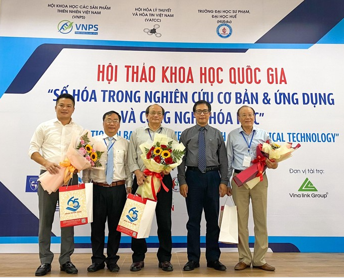 Giám đốc Đại học Huế (thứ 2 từ phải qua) tặng hoa cho các đại biểu. Giám đốc Đại học Huế (thứ 2 từ phải qua) tặng hoa cho các đại biểu.