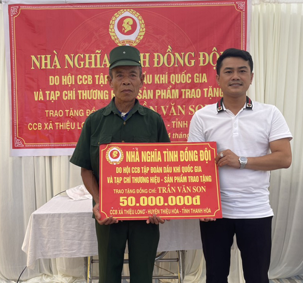 Nhà báo Nguyễn Viết Hưng – Tổng Biên tập Tạp chí Thương hiệu và Sản phẩm, Chủ tịch CLB Nhà báo Thanh Hóa trao tượng trưng số tiền hỗ trợ cho gia đình ông Trần Văn Son Nhà báo Nguyễn Viết Hưng – Tổng Biên tập Tạp chí Thương hiệu và Sản phẩm, Chủ tịch CLB Nhà báo Thanh Hóa trao tượng trưng số tiền hỗ trợ cho gia đình ông Trần Văn Son