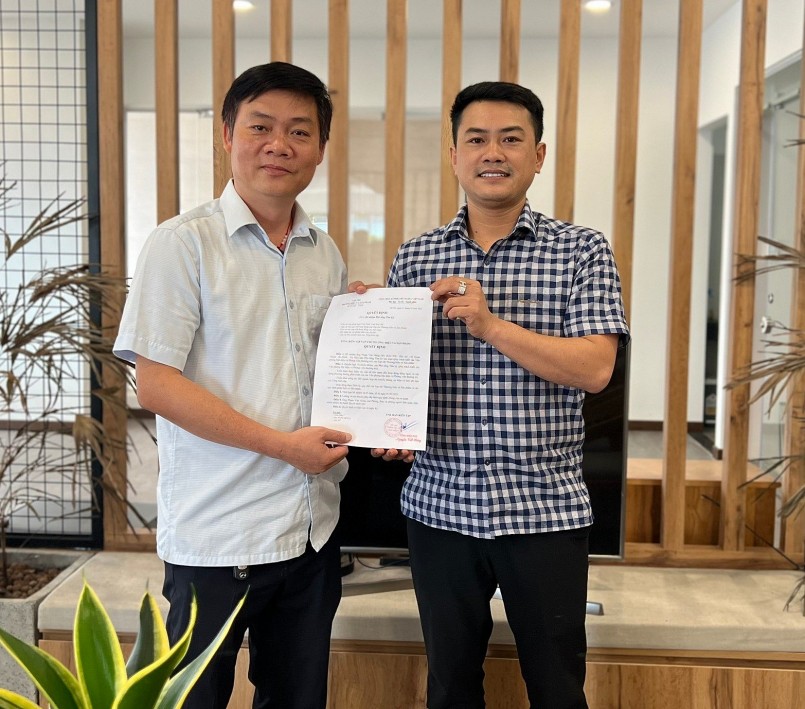 Nhà báo Nguyễn Viết Hưng - Tổng Biên tập Tạp chí Thương hiệu và Sản phẩm trao quyết định bổ nhiệm chức vụ Phó Tổng thư ký tòa soạn cho Nhà báo Phạm Văn Hùng