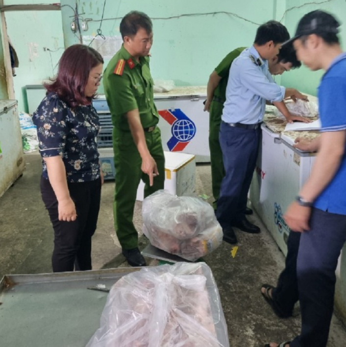 Kiểm tra hàng hóa tại cửa hàng