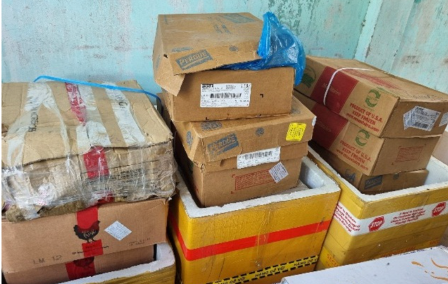 Thực phẩm đông lạnh được đóng trong các thùng giấy...