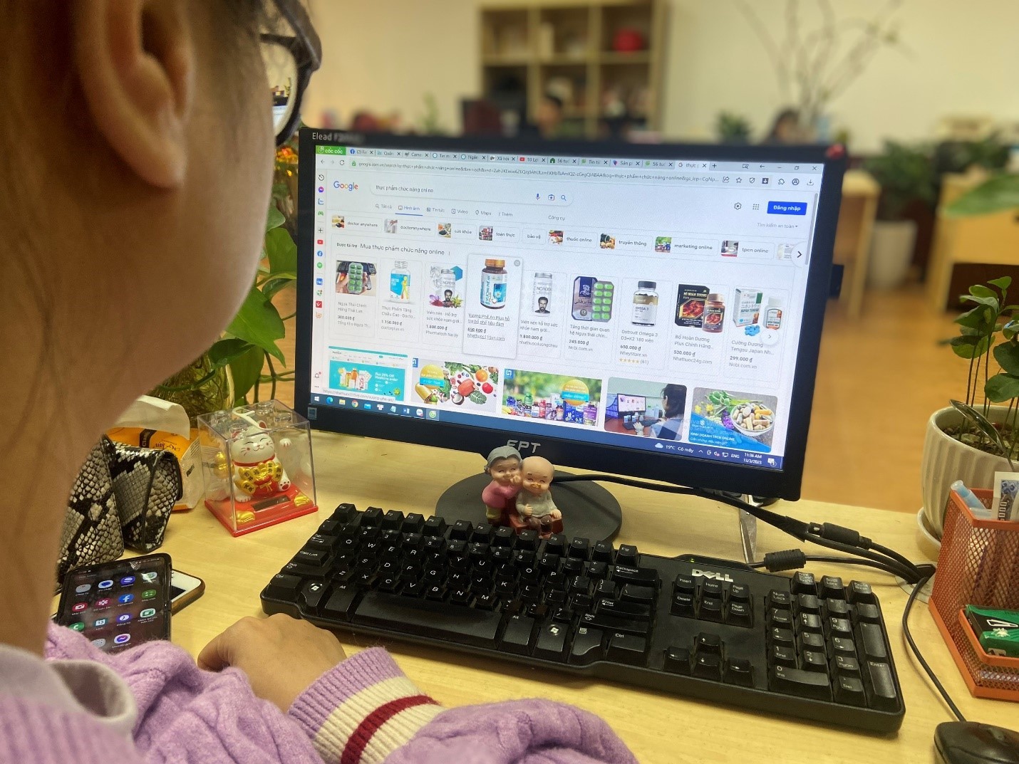 Cẩn trọng với lời rao bán thực phẩm chức năng online không rõ nguồn gốc. Cẩn trọng với lời rao bán thực phẩm chức năng online không rõ nguồn gốc.