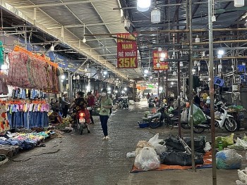 Chợ truyền thống ảm đạm, đìu hiu vắng khách vì kinh doanh online "lên ngôi"