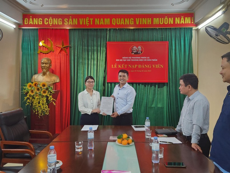 Tạp chí Thương hiệu và Sản phẩm long trọng tổ chức Lễ kết nạp đảng viên mới Tạp chí Thương hiệu và Sản phẩm long trọng tổ chức Lễ kết nạp đảng viên mới