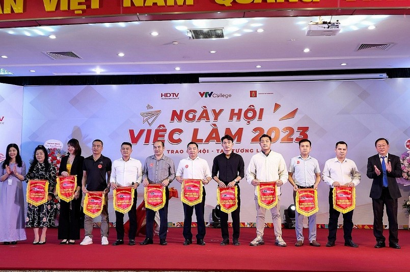 Đại diện Báo Công Thương (thứ 5 tứ trái sang phải) nhận chứng nhận và cờ lưu niệm tham gia