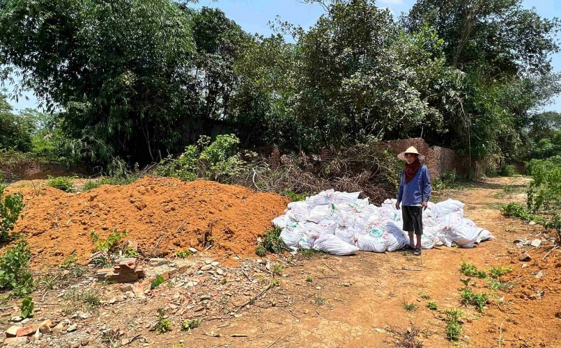 Dù gà chết không phải vì dịch bệnh, ông Dũng vẫn thuê máy xúc đào 3 hố chôn, mua vôi bột về tiêu hủy cẩn thận, đảm bảo vệ sinh môi trường. Dù gà chết không phải vì dịch bệnh, ông Dũng vẫn thuê máy xúc đào 3 hố chôn, mua vôi bột về tiêu hủy cẩn thận, đảm bảo vệ sinh môi trường.