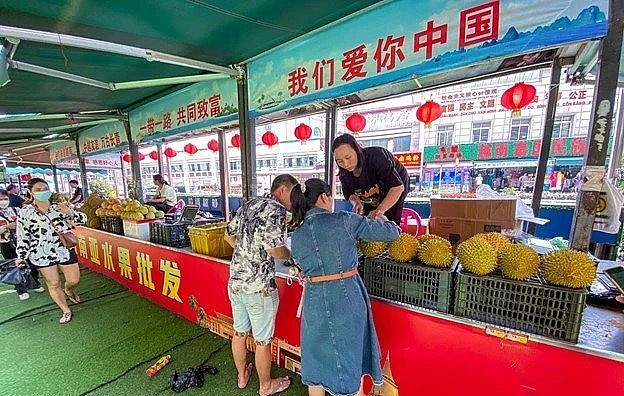 Sầu riêng hiện là loại trái cây nhập khẩu phổ biến nhất ở Trung Quốc với doanh thu hàng tỷ đô la Mỹ mỗi năm. Sầu riêng hiện là loại trái cây nhập khẩu phổ biến nhất ở Trung Quốc với doanh thu hàng tỷ đô la Mỹ mỗi năm.