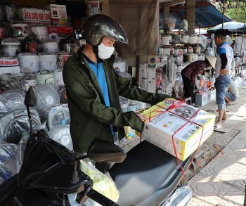 Nắng nóng, cắt điện luân phiên, quạt tích điện liên tục “cháy” hàng