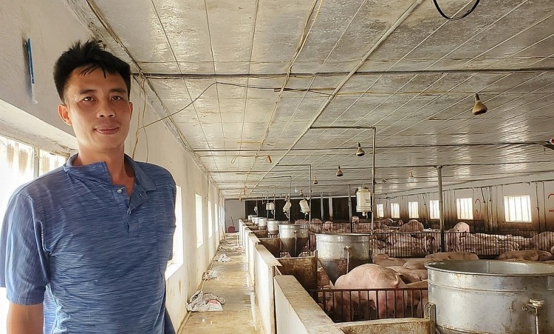 Anh Phạm Hữu Trình mệt mỏi, lo lắng khi phải trực chiến với đàn lợn trong tình trạng bị cắt điện kéo dài. Anh Phạm Hữu Trình mệt mỏi, lo lắng khi phải trực chiến với đàn lợn trong tình trạng bị cắt điện kéo dài.