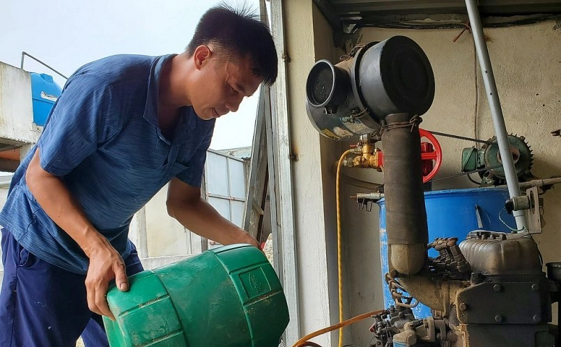 Mỗi lần mất điện, anh Trình phải đầu tư tiền triệu để mua dầu cho máy phát điện cho trại lợn. Mỗi lần mất điện, anh Trình phải đầu tư tiền triệu để mua dầu cho máy phát điện cho trại lợn.