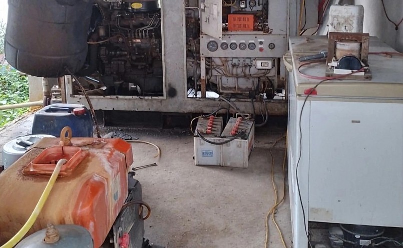 Gia đình ông Kháng sử dụng 4 máy phát điện cùng lúc để cứu đàn lợn mỗi khi mất điện. Gia đình ông Kháng sử dụng 4 máy phát điện cùng lúc để cứu đàn lợn mỗi khi mất điện.