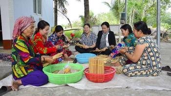 Loài cây có từ ngàn đời, người dân ở Xẻo Cui vót ra thứ bán đắt hàng, cả ấp khấm khá