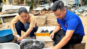 Những người thuần hoá con vật “tử thần”, bắt chúng “đẻ ra tiền"