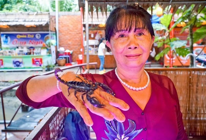Bà Kim Giàu với con bò cạp còn sống