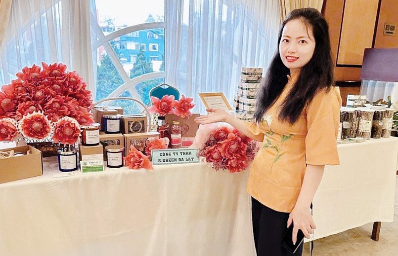 Ngọc Sương giới thiệu các sản phẩm từ hoa sen Đa Lộc Ngọc Sương giới thiệu các sản phẩm từ hoa sen Đa Lộc