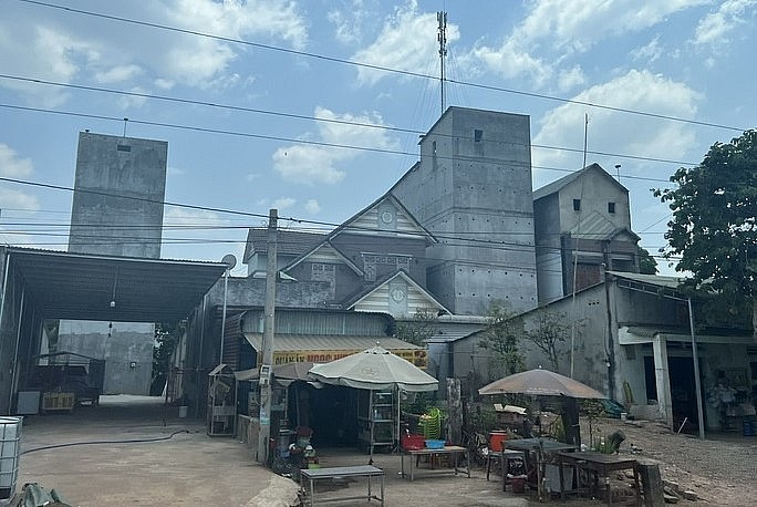 Một nhà yến ở thị xã Chơn Thành mọc ngay một bên nhà dân. Một nhà yến ở thị xã Chơn Thành mọc ngay một bên nhà dân.