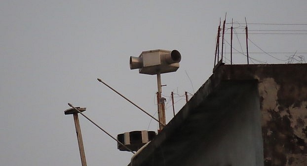 Loa phóng thanh dẫn dụ chim yến gây phiền toái cho người dân trong các khu dân cư. Loa phóng thanh dẫn dụ chim yến gây phiền toái cho người dân trong các khu dân cư.