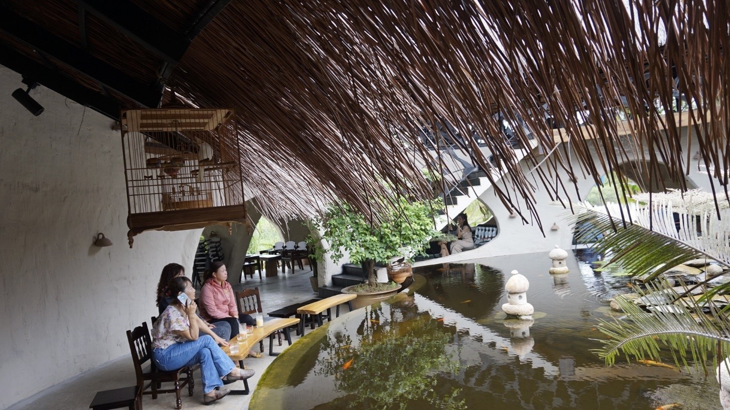 Người dân đến quán cà phê EMO Coffee – Home ngắm chim và thư giãn. Người dân đến quán cà phê EMO Coffee – Home ngắm chim và thư giãn.