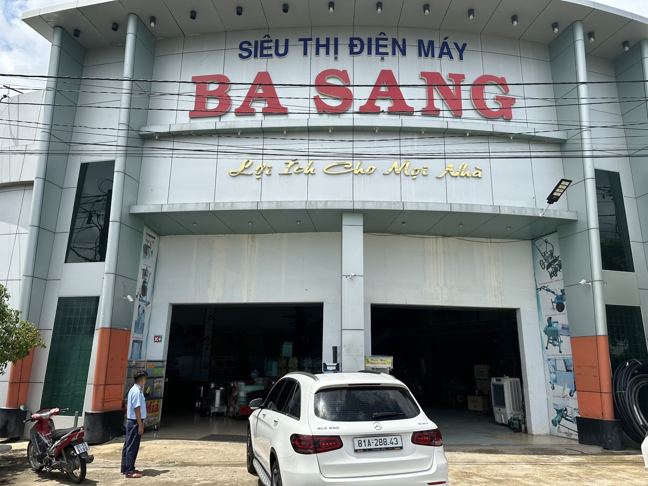 chủ hộ kinh doanh cho biết chỉ kinh doanh mô hình hộ kinh doanh nhỏ lẻ, chưa được phân hạng siêu thị, chưa đảm bảo các tiêu chuẩn quy định để kinh doanh nhiều loại mặt hàng, các tiêu chuẩn Siêu thị, tên gọi “Siêu thị” trên biển hiệu tự đặt để thu hút người mua hàng. chủ hộ kinh doanh cho biết chỉ kinh doanh mô hình hộ kinh doanh nhỏ lẻ, chưa được phân hạng siêu thị, chưa đảm bảo các tiêu chuẩn quy định để kinh doanh nhiều loại mặt hàng, các tiêu chuẩn Siêu thị, tên gọi “Siêu thị” trên biển hiệu tự đặt để thu hút người mua hàng.