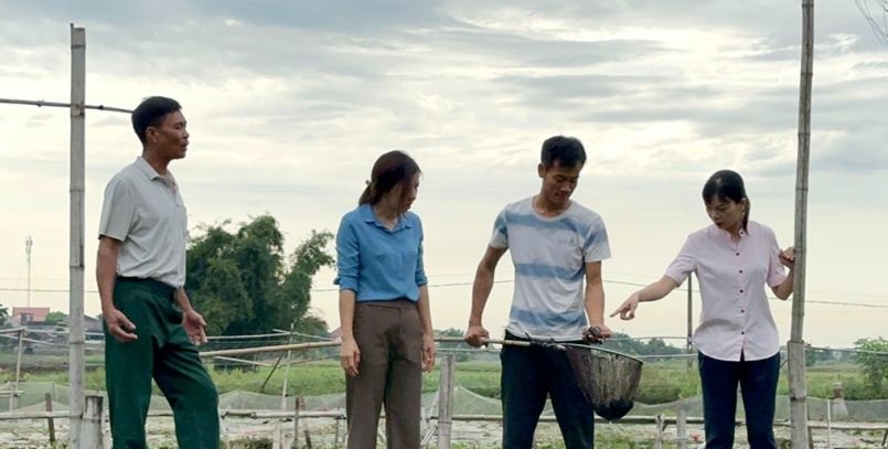 Nhiều nông dân đến thăm quan học hỏi kinh nghiệm nuôi ốc của anh Duy Nhiều nông dân đến thăm quan học hỏi kinh nghiệm nuôi ốc của anh Duy