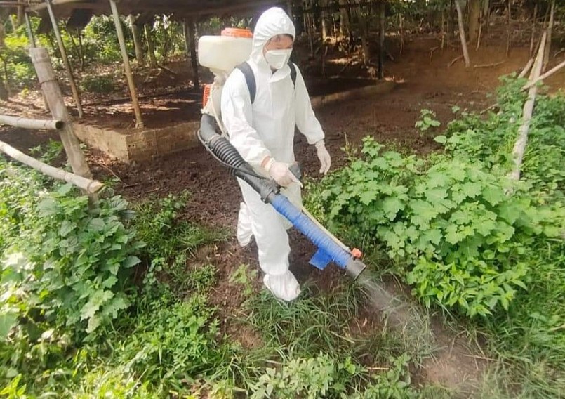 Cán bộ Trung tâm y tế huyện Sìn Hồ Phun CloraminB 25% khử khuẩn môi trường tại khu vực có nguy cơ cao mắc bệnh Than tại xã Chăn Nưa (Sìn Hồ). Cán bộ Trung tâm y tế huyện Sìn Hồ Phun CloraminB 25% khử khuẩn môi trường tại khu vực có nguy cơ cao mắc bệnh Than tại xã Chăn Nưa (Sìn Hồ).