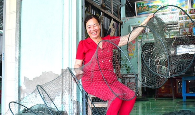 Bà Phạm Thị Hiền, ngụ ấp Bào Láng, xã Nam Thái (An Biên) kiểm tra lú trước khi giao khách hàng Bà Phạm Thị Hiền, ngụ ấp Bào Láng, xã Nam Thái (An Biên) kiểm tra lú trước khi giao khách hàng