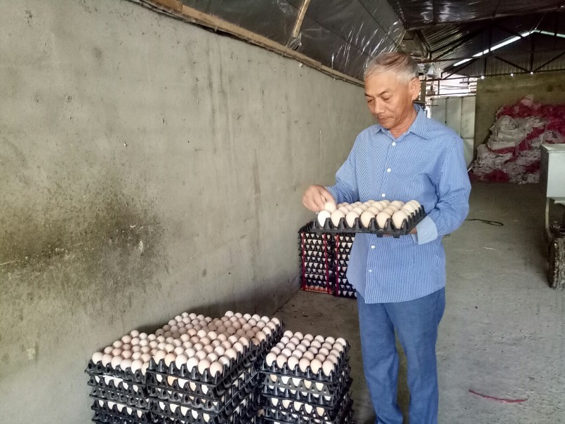Ông Lê Chí Lợi giới thiệu sản phẩm trứng gà của trang trại gia đình Ông Lê Chí Lợi giới thiệu sản phẩm trứng gà của trang trại gia đình