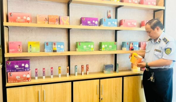 Thu giữ trên 300 sản phẩm thuốc lá điện tử dùng một lần và tinh dầu dùng cho thuốc lá điện tử. Ảnh: Cục QLTT TPHCM